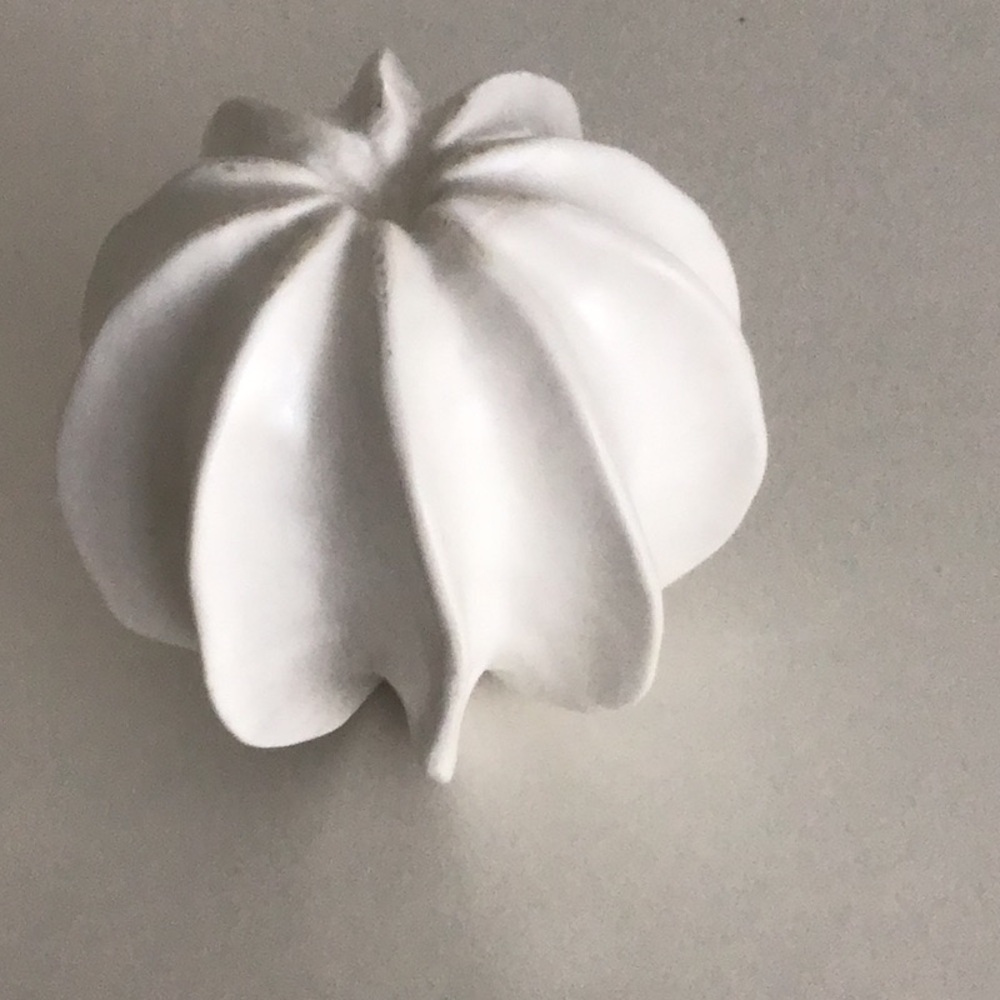 In great condition 2 White Sea Star vases . - Picture 5 of 7